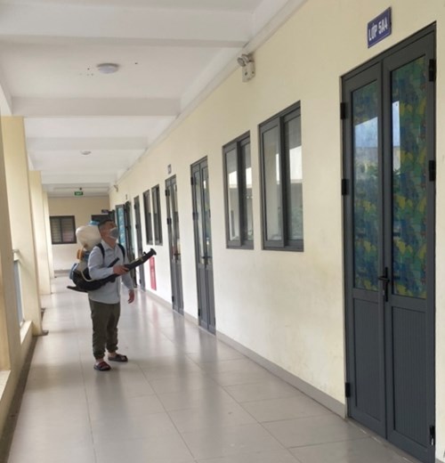 Trường Tiểu học Dương Xá phun thuốc muỗi tại các phòng học, khuôn viên nhà trường để phòng chống dịch bệnh truyền nhiễm